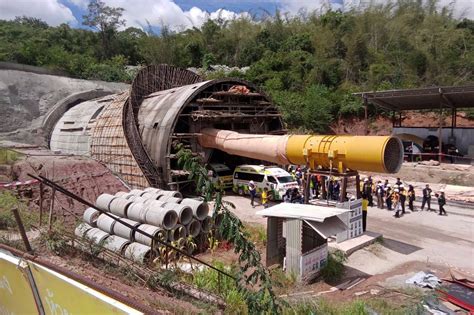 Searchers recover 3 bodies from Thai rail tunnel that collapsed .